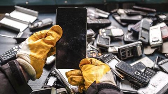 Rác thải điện tử bao gồm cả điện thoại di động, TV và máy tính cũ - được cho là chứa tới 7% tổng số vàng của thế giới.