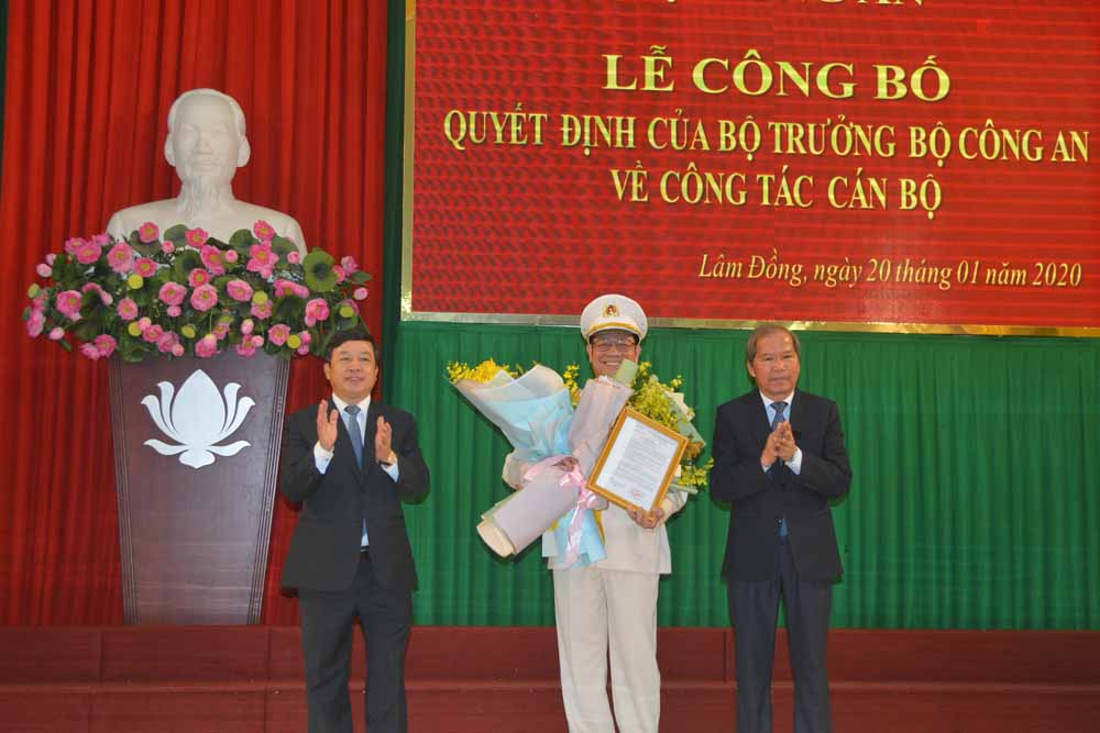 Lãnh đạo tỉnh Lâm Đồng chúc mừng tân Giám đốc Công an tỉnh Lê Vinh Quy.