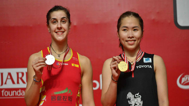 Carolina Marin (trái) thất bại bất ngờ trước&nbsp;Ratchanok Intanon