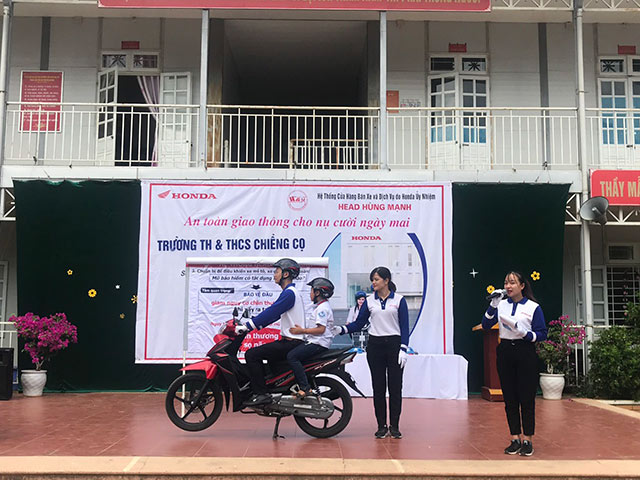 HEAD Hùng Mạnh hướng dẫn các em học sinh tham gia giao thông an toàn