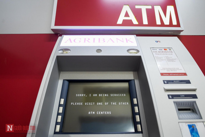 Tình trạng máy ATM hết tiền hoặc trục trặc những ngày giáp Tết khiến việc rút liền của công nhân lao động gặp khó khăn.