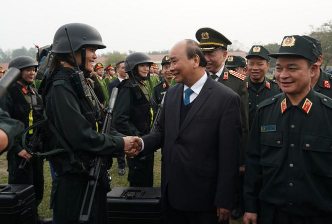Thủ tướng Nguyễn Xuân Phúc thăm Bộ Tư lệnh Cảnh sát cơ động (ảnh: Q.H)