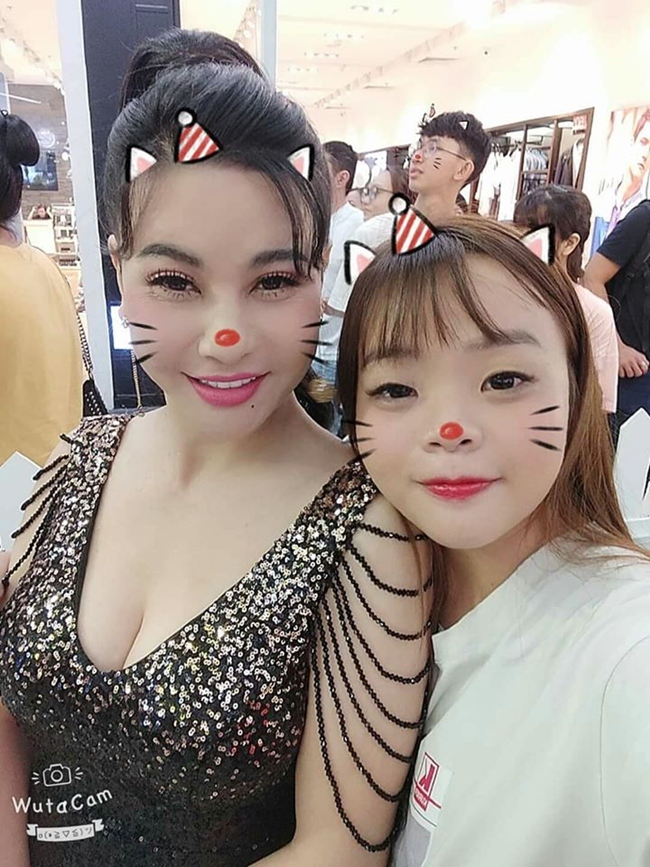 Cát Phượng khoe thềm ngực đầy sexy khi chụp ảnh chung với fan nữ tại một sự kiện. Cuộc sống của nữ diễn viên kín tiếng hơn sau những ồn ào không đáng có.