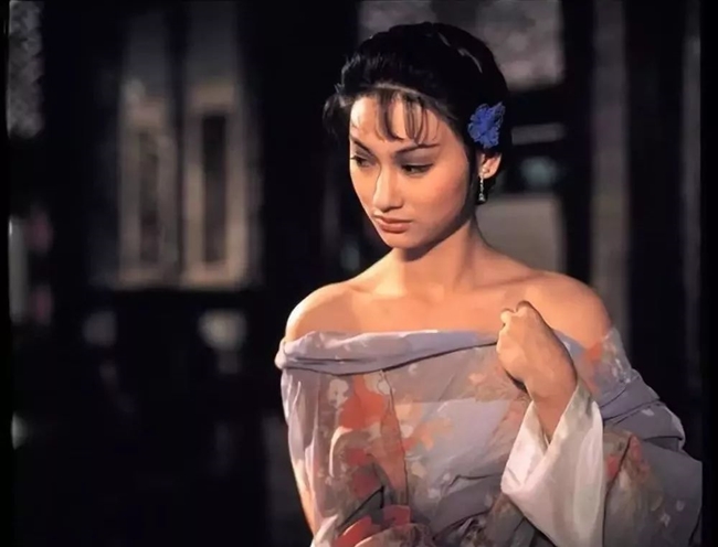 Sau thành công của bộ phim "Trường bối", nữ diễn viên xuất sắc đăng quang Ảnh hậu Kim Tượng. Về sau, người đẹp sinh năm 1960 còn lập kỳ tích với hai tác phẩm là "Tâm ma", "May mắn là tôi".