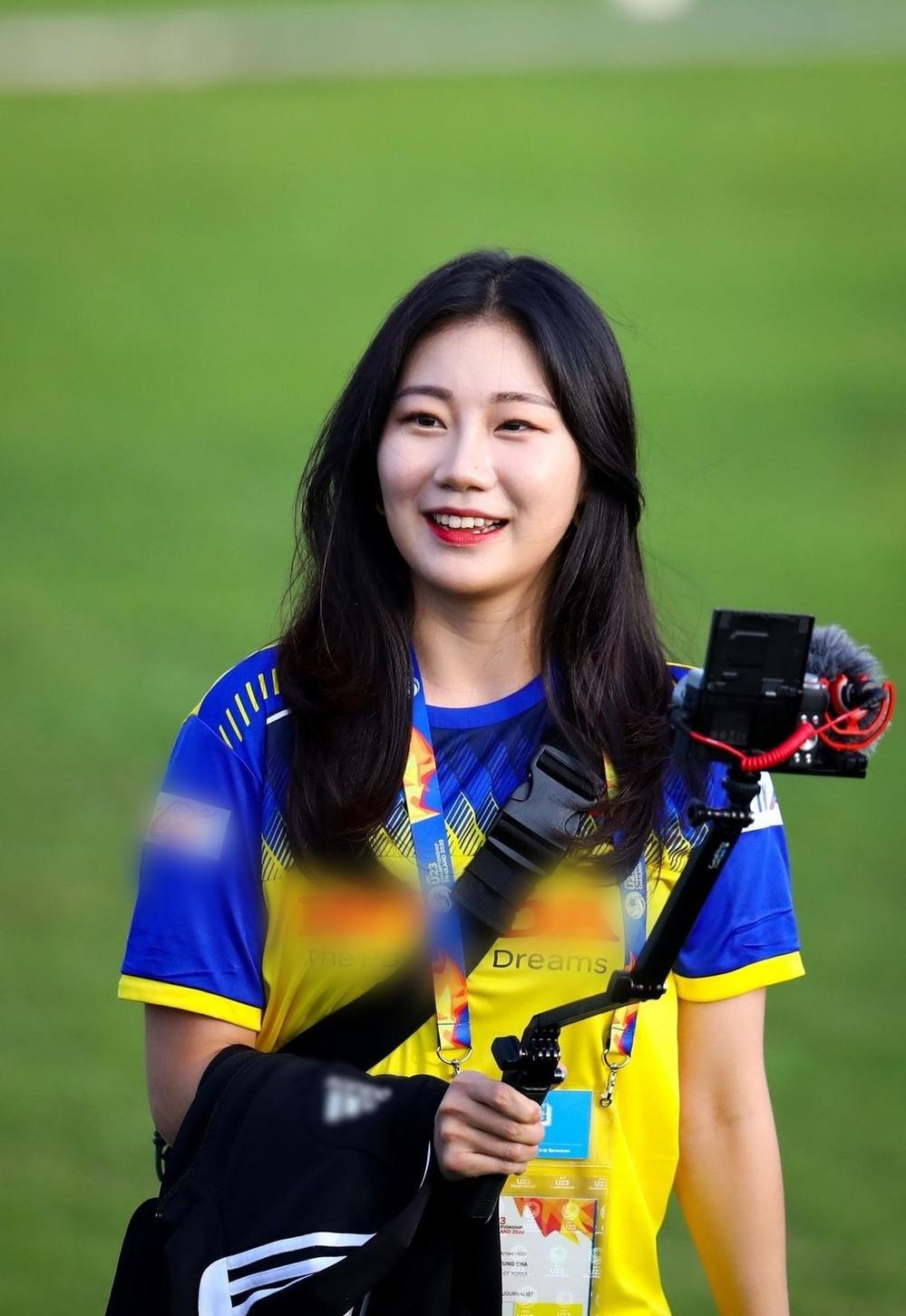 Nữ phóng viên Yoonkyung Cha được đài truyền hình KBS cử tới Thái Lan theo dõi đội tuyển U23 Hàn Quốc và đội tuyển U23 Việt Nam tại VCK U23 Châu Á 2020. Cô nàng gây chú ý khi xuất hiện tại buổi tập của thầy trò HLV Park Hang-seo trước trận ra quân gặp U23 UAE.