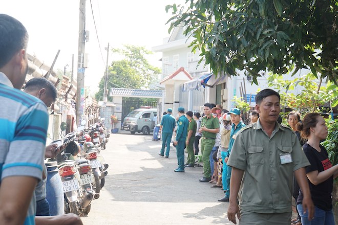 Vụ cháy xảy ra trong một con hẻm nhỏ nên lực lượng chức năng gặp nhiều khó khăn trong công tác cứu hộ, chữa cháy.