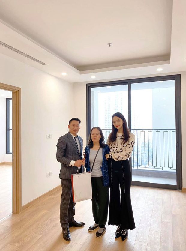 Hoa hậu Hương Giang tặng mẹ căn hộ hạng sang trong dịp sinh nhật.