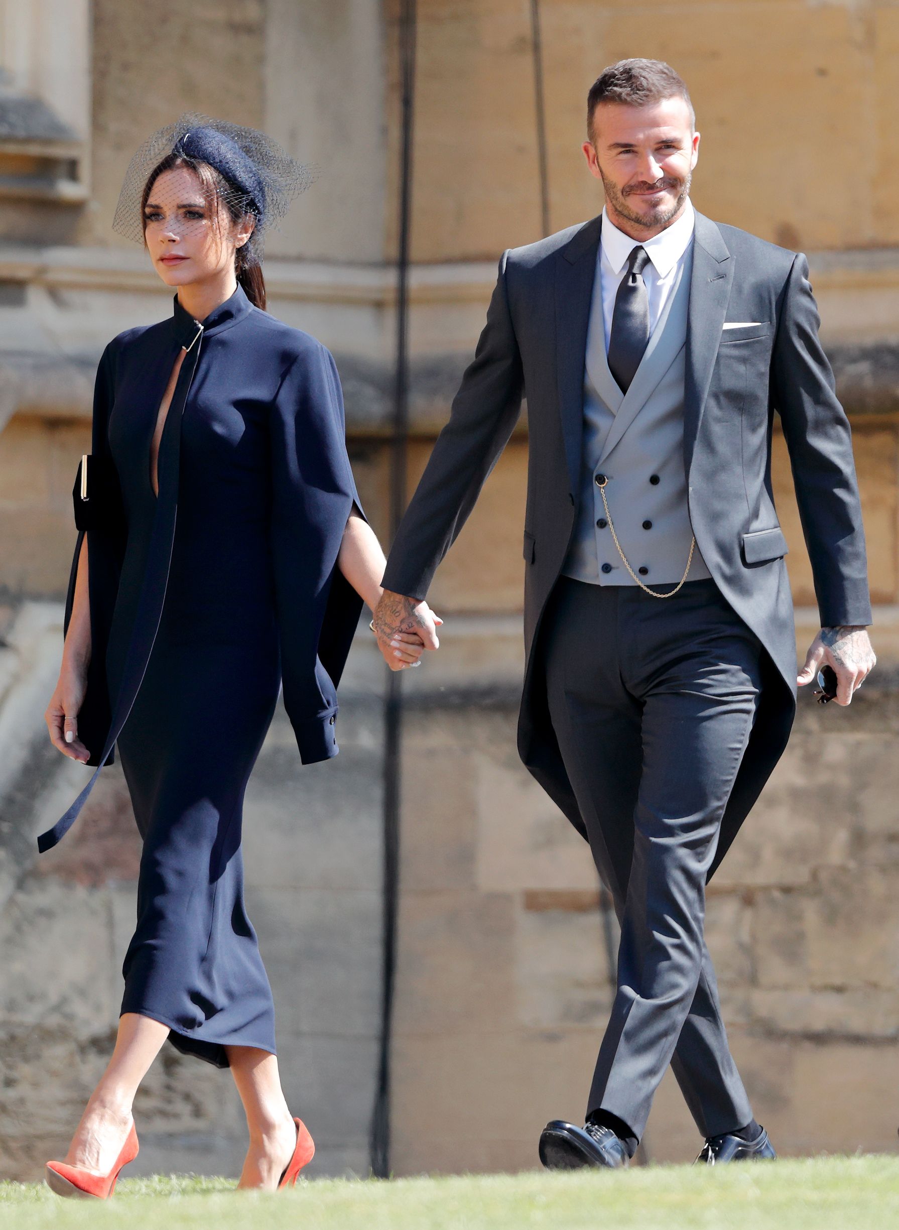 David Beckham cùng vợ mặc trang phục theo kiểu&nbsp;hoàng gia để tham dự đám cưới của hoàng tử Harry và Meghan Markle năm 2018.