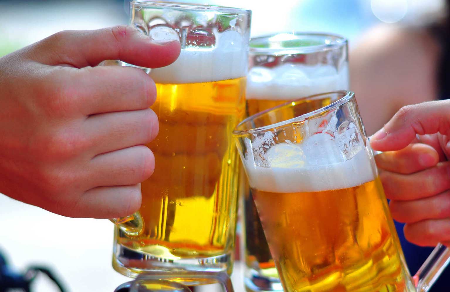 Rượu, bia là đồ uống thường không thể thiếu trong mỗi dịp liên hoan, cưới hỏi, ma chay đặc biệt trong dịp lễ Tết.