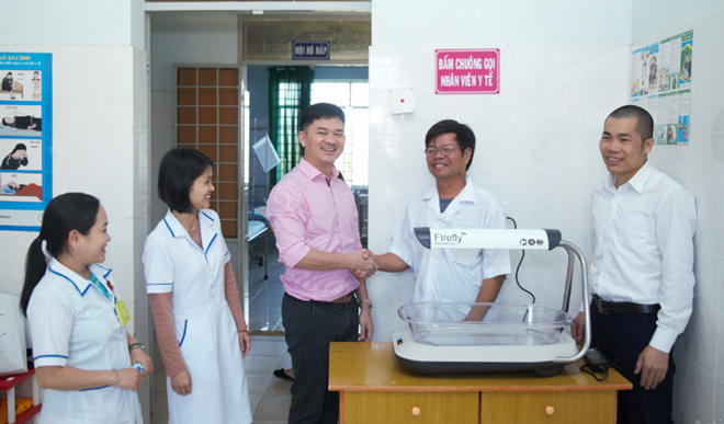 Ông Nguyễn Thanh Bình, Giám đốc Truyền thông của RB Việt Nam (giữa) tại buổi trao tặng đèn chiếu vàng da cho các bác sĩ, y tá tại Bệnh viện huyện Lak