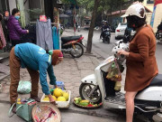 Bạn trẻ - Cuộc sống - Cô gái đi xe máy chẹt nát nia hoa quả bán rong trên vỉa hè gây phẫn nộ