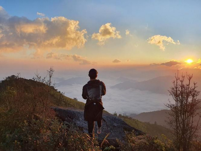 Lương Xuân Trường khoe ảnh trekking leo núi ngắm mây trời.