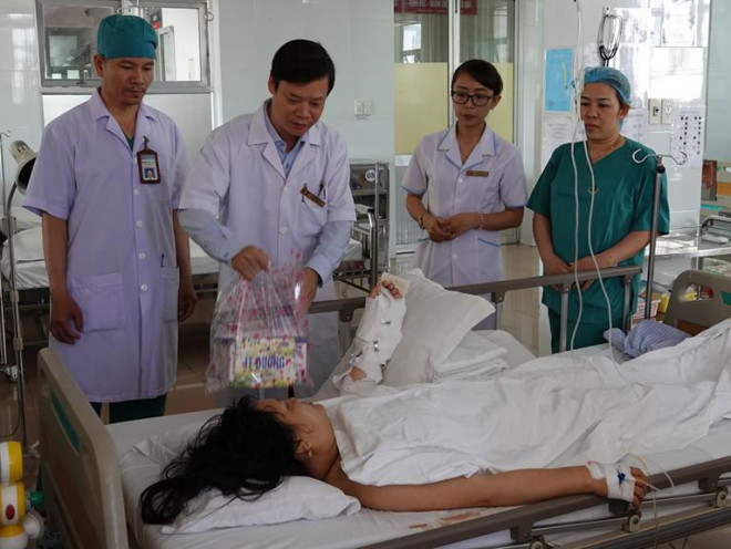 Lãnh đạo Bệnh viện Phong - Da liễu Trung ương Quy Hòa đến thăm bệnh nhân Quá sau khi phẫu thuật nối thành công bàn tay bị đứt lìa