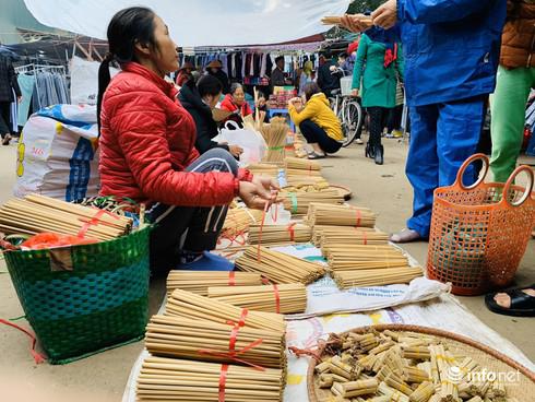 Các mặt hàng bày bán đa phần là những sản phẩm do bà con làm ra, như: thúng, mủng, dần, sàng, nong, nia; dao, kéo, cuốc, xẻng, kiềng; gà, lợn, chó; chiếu cói, chổi rơm…&nbsp;