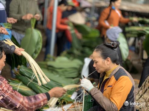 Chợ Tết không thể thiếu những gian hàng bán lá dong và lạt gói bánh.&nbsp;