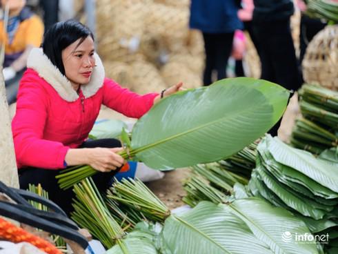 Chị Hương (Vĩnh Lộc, Phùng Xá, Thạch Thất) là chủ 1 doanh nghiệp làng nghề tuy bận rộn ngày cuối năm nhưng vẫn đi chợ, tự tay chọn những chục lá đẹp để về gói bánh chưng, chị mong các con lúc nào cũng cảm nhận được không khí ngày Tết cổ truyền dân tộc