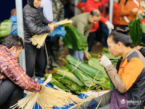 Có những người mua luôn lá và lạt được chẻ bán sẵn như này