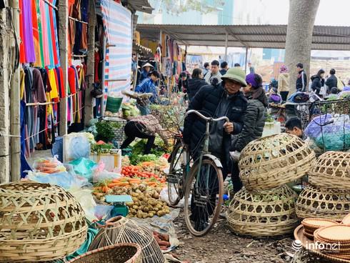 Cành đào góp xuân cho một góc chợ giản dị đặc trưng của vùng quê Bắc Bộ