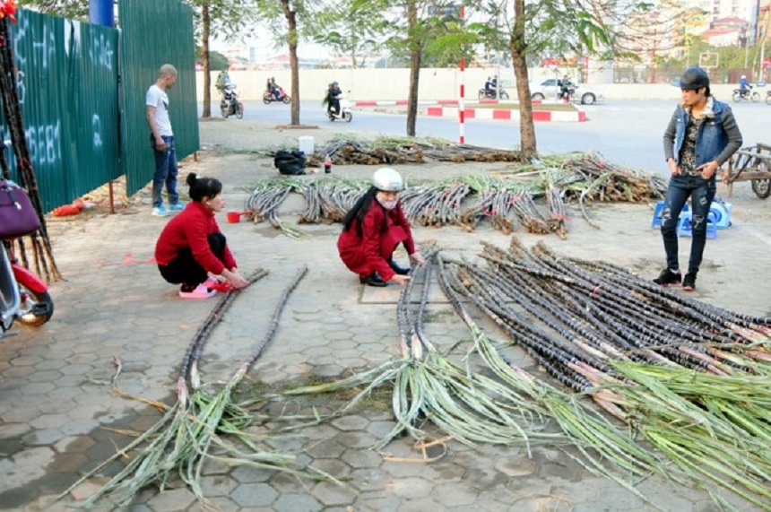 Dựng mía cạnh ban thờ để làm bậc thang đi về cho các vị thần linh và tổ tiên.