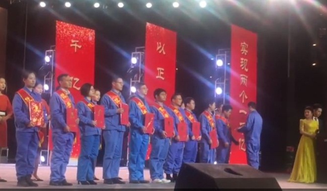 Cách đây ít ngày, một công ty ở Nam Xương, Trung Quốc cũng trao thưởng cho 12 nhân viên xuất sắc. Tất cả 12 người này đều được nhận ô tô.