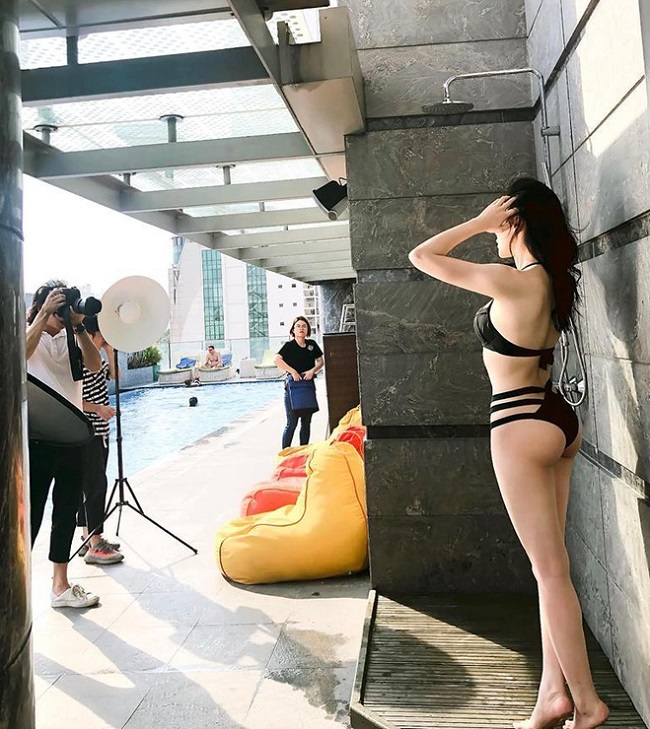 Ảnh hậu trường buổi chụp hình áo tắm của "Quỳnh búp bê" Phương Oanh được khen gợi cảm hơn cả ảnh sản phẩm cuối cùng dù không qua chỉnh sửa, chỉ là ảnh chụp lén. 