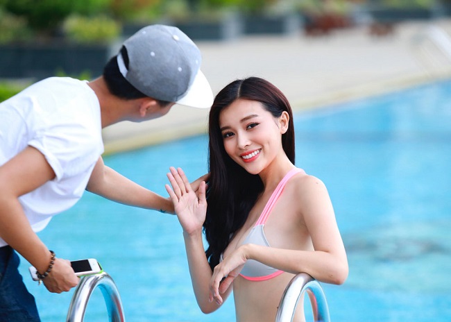 Các mẫu chụp như Cao Thái Hà thường thực hiện theo lời hướng dẫn của ê-kíp để buổi chụp hình áo tắm, nội y diễn ra thuận lợi nhất có thể. 