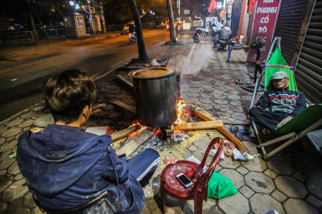 &nbsp;Canh nồi bánh chưng trong thời gian dài, chú Hải vác cả võng ra vỉa hè để nằm.