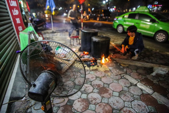 Mặc dù thời tiết se lạnh, chú Hải vẫn dùng cả quạt để nồi bánh chưng có thể chín nhanh hơn.