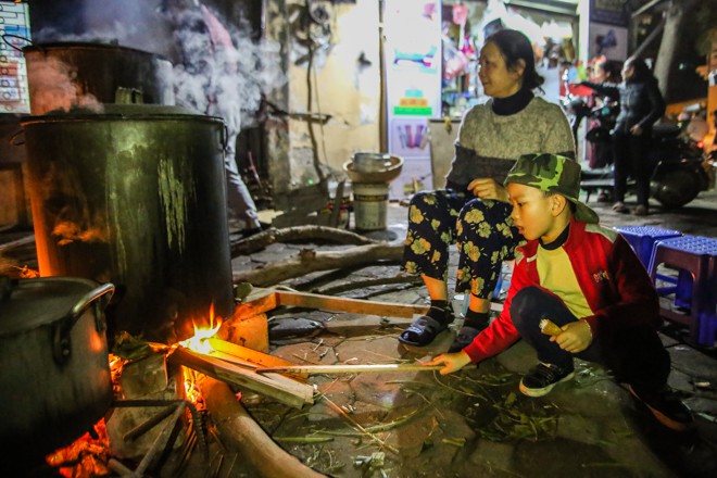 Không thua kém gì người lớn, những đứa trẻ ở đây tự mình đưa củi, canh nồi bánh chưng cùng đến đêm muộn, hòa cùng không khí Tết âm áp bên gia đình.