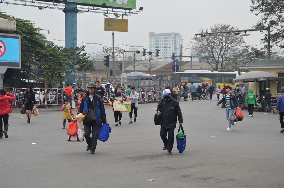 Ông Nguyễn Tất Thành, Giám đốc Bến xe Giáp Bát cho hay, năm nay, lượng khách qua bến bắt xe về quê ăn Tết khá vắng. Trong ngày hôm nay, lượng khách chỉ tăng khoảng 10% so với các ngày thường.