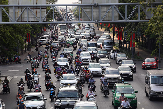 17h tại đường Hoàng Văn Thụ từ cầu vượt thép Lăng Cha Cả hướng về sân bay Tân Sơn Nhất xảy ra ùn ứ. Ghi nhận tại các giao lộ đều có lực lượng CSGT chốt trực điều tiết giao thông.