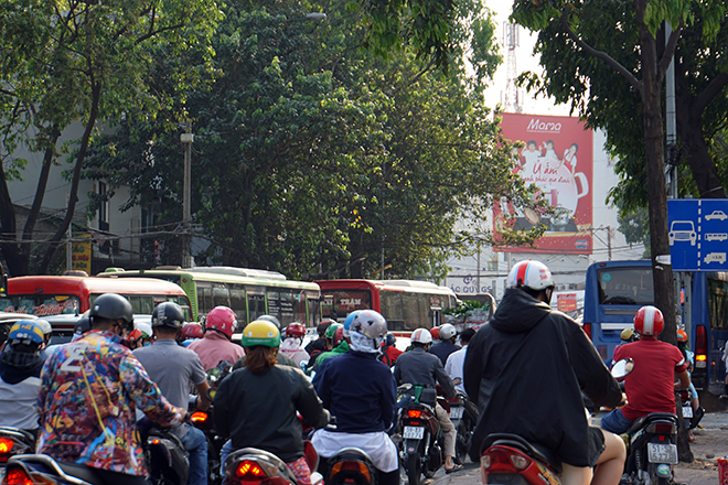 Dòng phương tiện nối đuôi nhau di chuyển trên đường Đinh Bộ Lĩnh hướng vào bến xe miền Đồng chiều 28 Tết.