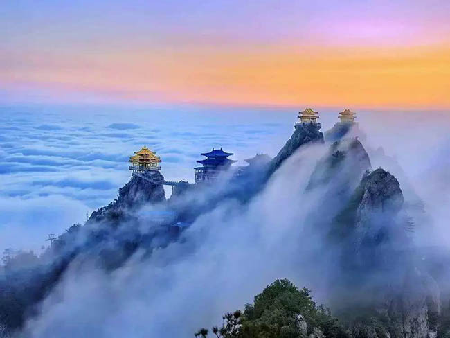 6. Cảnh sắc trên núi Lao Quân không khác gì chốn thần tiên trong các bộ phim kiếm hiệp. Với địa thế cao hơn 2.000 mét so với mực nước biển, ngọn núi này có đến 16 ngồi đền được xây dựng bên trên.
