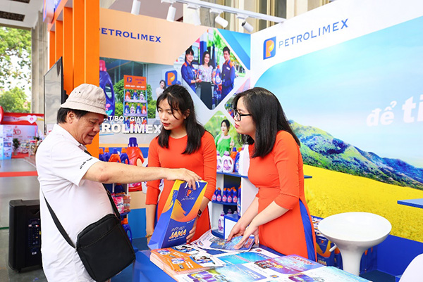 Giới thiệu sản phẩm nước giặt Petrolimex thương hiệu Jana tại triển lãm 10 năm Cuộc vận động Người Việt Nam ưu tiên sử dụng hàng Việt Nam
