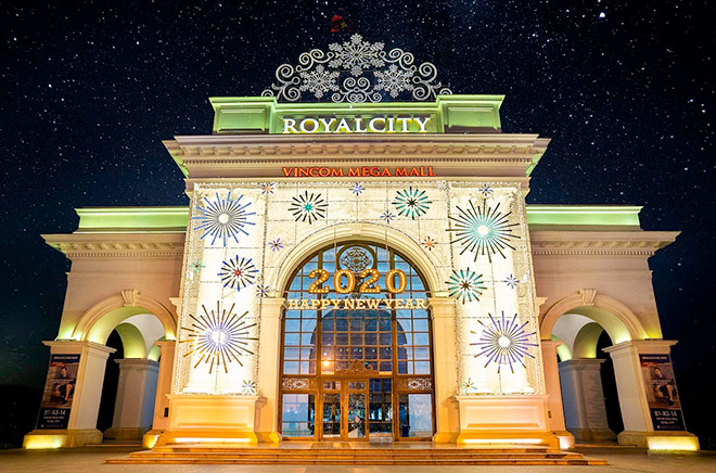 Cổng vũ môn khổng lồ tại Vincom Mega Mall Royal City trở thành “tín hiệu” mở đầu cho mùa lễ hội dịp cuối năm. Từ lâu, người dân đi qua khu vực này coi đây như một tín hiệu quen thuộc để đón xuân, cứ thấy Royal City lên đèn là biết Tết đã tới rồi