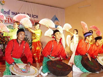 Các bạn trẻ người Chăm An Giang biểu diễn văn nghệ trong một dịp lễ hội