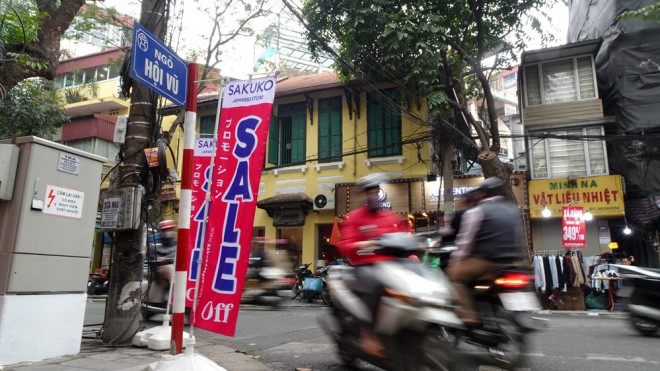 Nhiều tuyến phố, đặc biệt là những nơi có nhiều cửa hàng đồ may mặc thời trang, giầy, dép. Bảng hiệu giảm giá treo đầy mặt tiền.