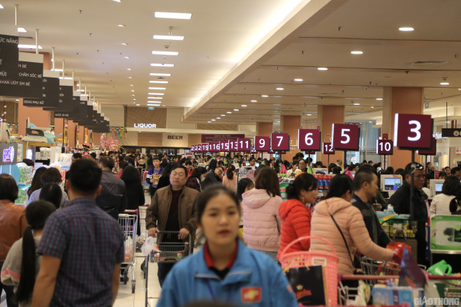 Ghi nhận của PV tại một trung tâm thương mại ở quận Long Biên (Hà Nội) những ngày giáp Tết, lượng khách đổ về đông đúc khiến địa điểm này trở nên quá tải.