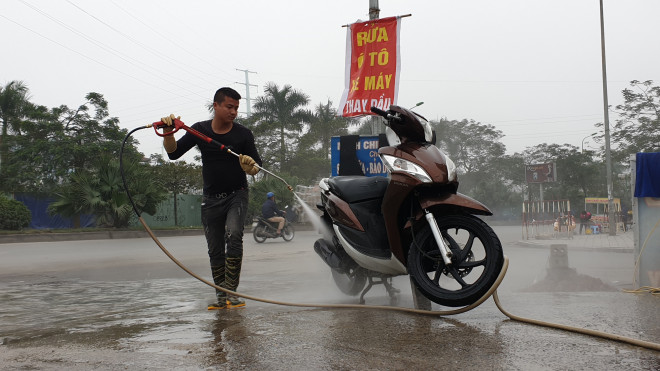 Tại khu vực ngoại ô, khu vực cách xa nội đô, giá dịch vụ rửa xe những ngày cận Tết vẫn giữ mức 20.000 đồng/xe máy.