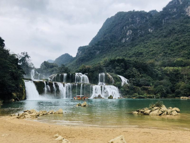 Dòng Thác vẫn giữ nguyên màu xanh ngọc hút mắt du khách. Ảnh: ĐÀO TRANG.