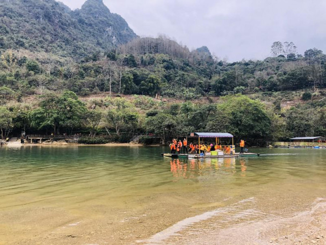 Nhiều du khách vẫn thuê thuyền để vào thác gần hơn. Ảnh: ĐÀO TRANG.