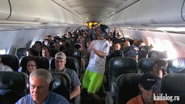 Đội mũ bảo hiểm lên máy bay cho an toàn hơn thôi.