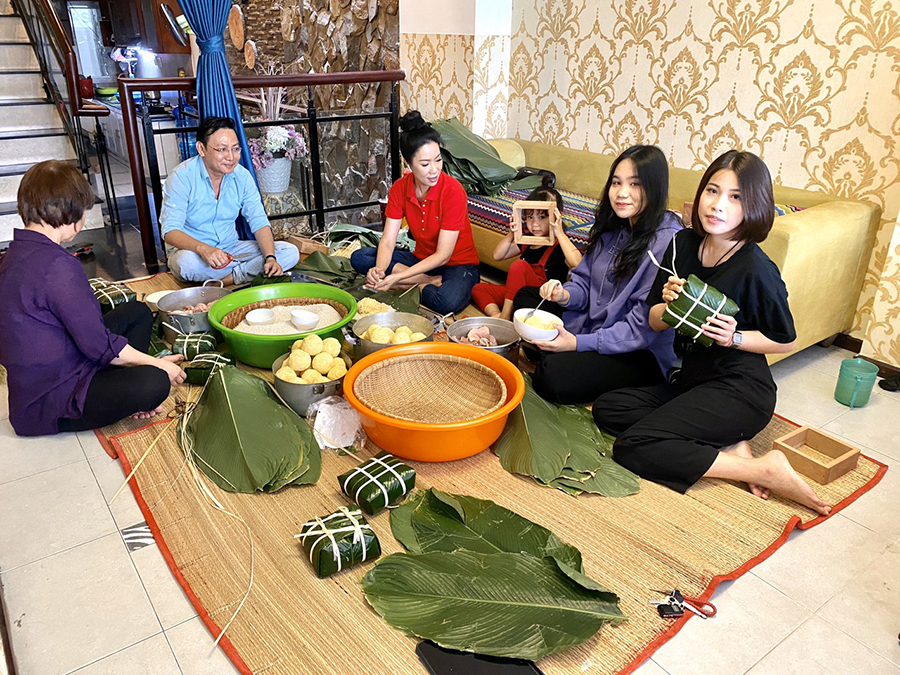 Gai đình Á hậu Trịnh Kim Chi bày biện, chuẩn bị gói bánh trong chính không gian phòng khách.