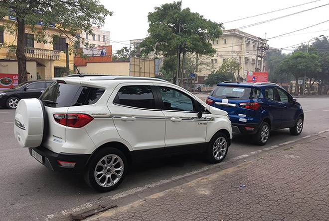 Ford EcoSport thế hệ cũ (màu trắng) và&nbsp;Ford EcoSport thế hệ mới (màu xanh)