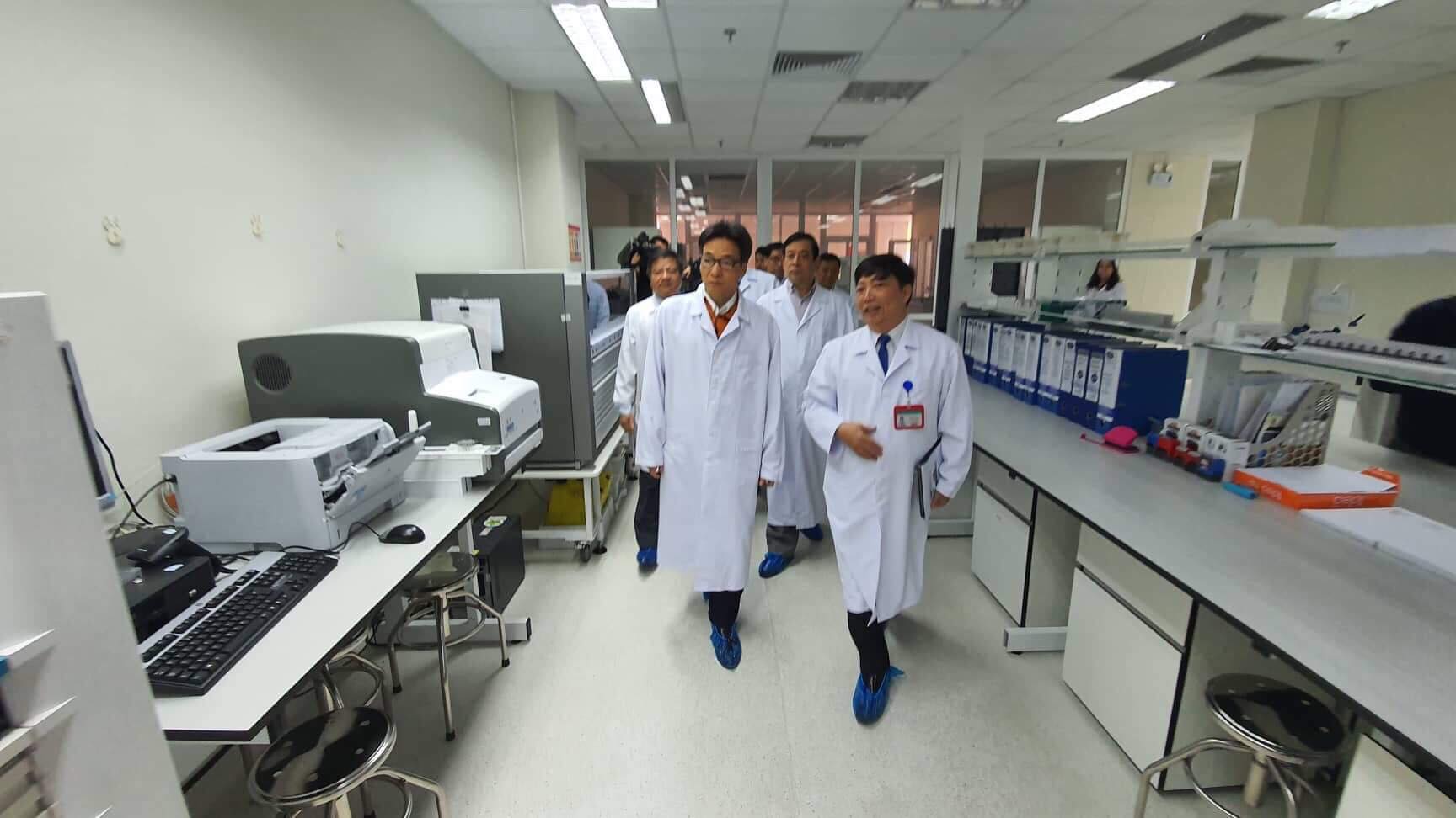 Phó Thủ tướng Vũ Đức Đam cùng Ban chỉ đạo phòng chống dịch của Bộ Y tế đã kiểm tra phòng chống virus Corona tại BV Nhiệt đới TƯ ngày 23/1.
