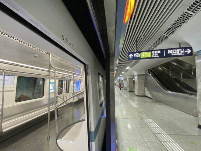 Tàu điện ngầm ở Vũ Hán ngừng hoạt động từ 10 giờ sáng 23-1. Ảnh: ĐA CHIỀU