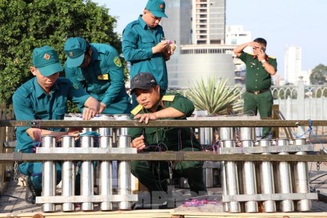 Khu vực đường hầm Thủ Thiêm là địa điểm bắn pháo hoa tầm cao với số lượng pháo lớn nhất của TP.HCM trong đợt này.