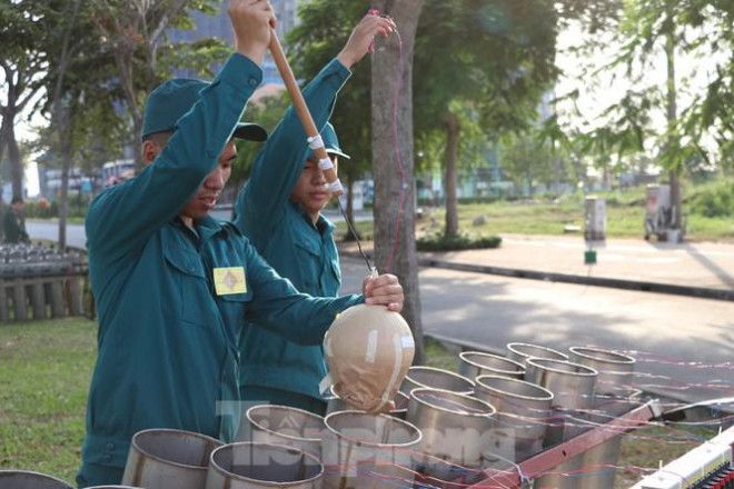 Những quả pháo tầm cao được cho vào nòng lớn, các chiến sĩ phải dùng móc để câu vào.