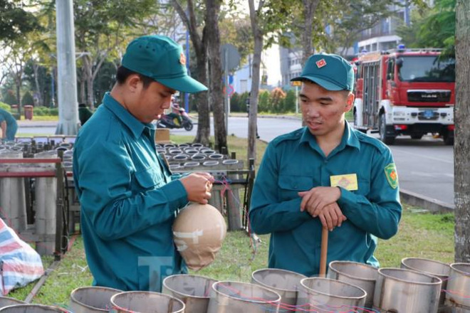 Cận cảnh trận địa pháo hoa lớn nhất Sài Gòn trước giờ &#34;khai hỏa&#34; - 6