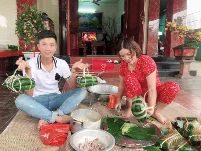 Phan Văn Đức phụ mẹ vợ gói bánh chưng